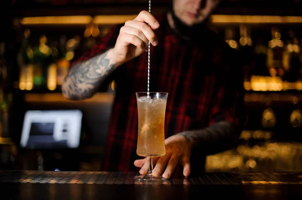 Cantinero Revolviendo Con Una Cuchara Una Bebida Achoholic Amarillo Una — Foto de Stock