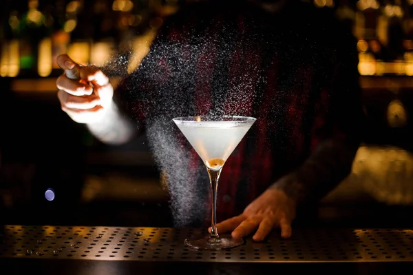 Cantinero Rociando Con Esencia Cóctel Dirty Martini Mostrador Barra Acero — Foto de Stock