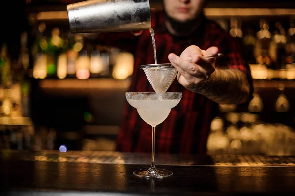 Bartendern Pourring Alkohol Från Shakern Genom Sikten Att Göra Margarita — Stockfoto