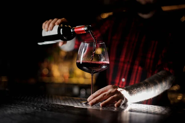 Profesjonalny Barman Pourring Czerwonego Wina Butelki Szkła Pasku Licznik Niewyraźne — Zdjęcie stockowe
