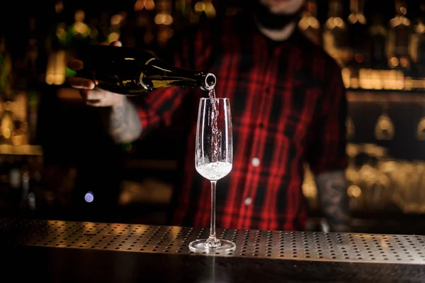 Barman Profissional Pourring Champanhe Uma Garrafa Para Copo Balcão Bar — Fotografia de Stock