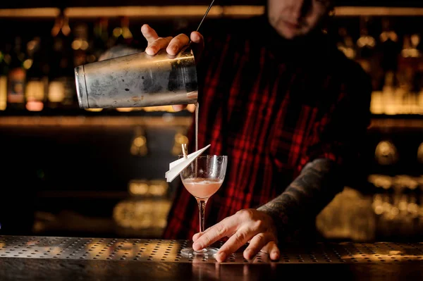 Barmen Pourring Kokteyl Cam Yapma Bir Alkol Bar Kağıt Uçağa — Stok fotoğraf