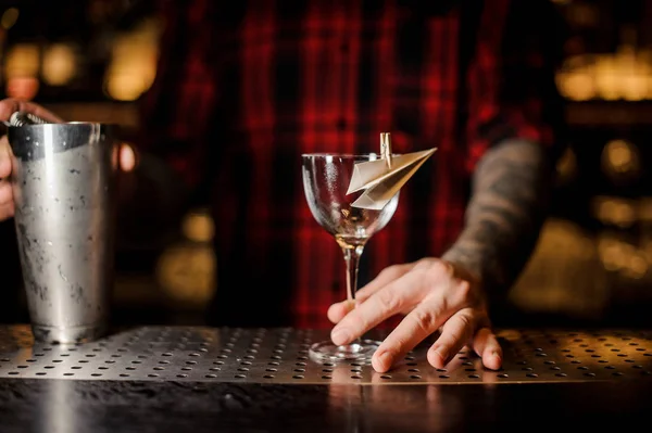 Bartendern Håller Tom Cocktailglas Ecorated Med Ett Pappersplan Stålet Bardisk — Stockfoto