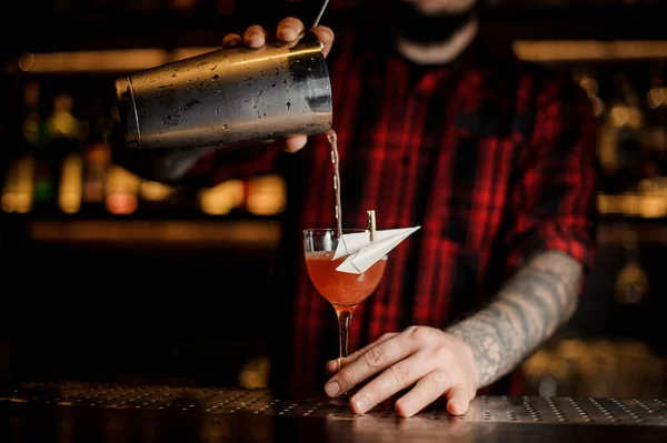 Pourring Μπάρμαν Ένα Οινοπνευματώδες Ποτό Κάνοντας Κοκτέιλ Στο Γυαλί Διακοσμημένο — Φωτογραφία Αρχείου
