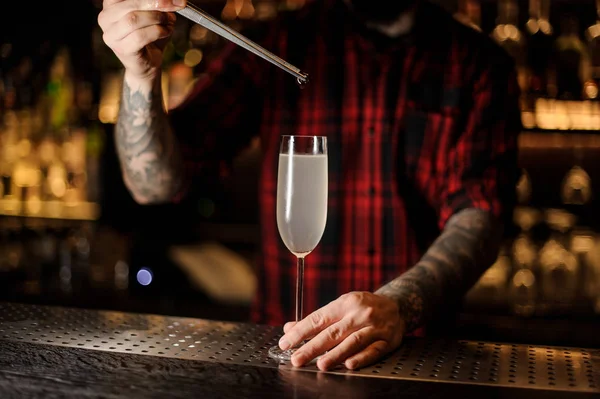 Bar Lezzetli Bir Kokteyl Fransız Duran Bir Bardak Bir Çilek — Stok fotoğraf