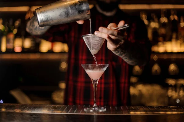 Professionell Bartender Pourring Kosmopolitisk Från Shaker Genom Sikten Till Ett — Stockfoto