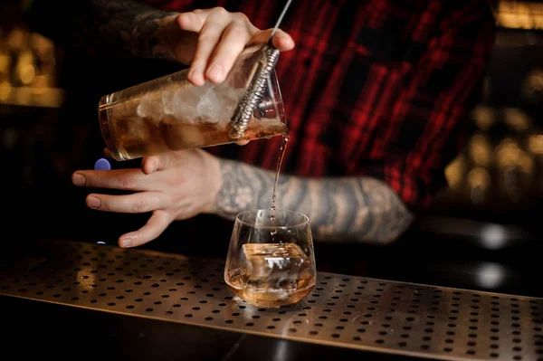 Cantinero Vertiendo Bebida Fresca Fría Vaso Whisky Mostrador Barra — Foto de Stock