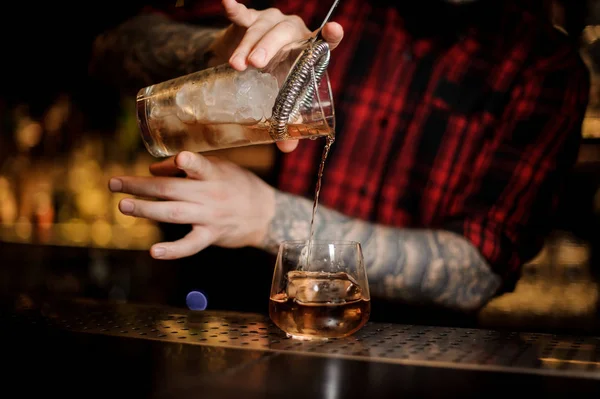 Barman Tatuado Vertiendo Bebida Fresca Fría Vaso Whisky Mostrador Barra — Foto de Stock