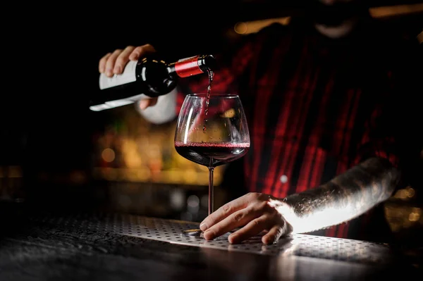Μπάρμαν Τατουάζ Έκχυση Κόκκινο Κρασί Στο Ποτήρι Burgunya Για Σκοτάδι — Φωτογραφία Αρχείου