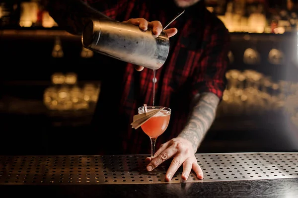 Barmann Gießt Frischen Papierflieger Cocktail Aus Dem Shaker Ein Dekoriertes — Stockfoto