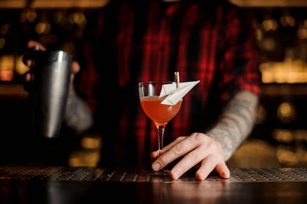 Barman Con Una Copa Decorada Cóctel Paper Plane Fresco Sabroso — Foto de Stock
