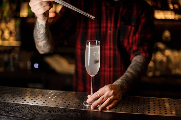 Bartender Att Sätta Ett Körsbär Fräsch Franska Cocktail Baren Motverka — Stockfoto