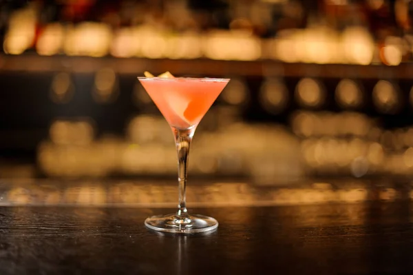 Verre Cocktail Cosmopolite Avec Zeste Orange Debout Sur Comptoir Bar — Photo
