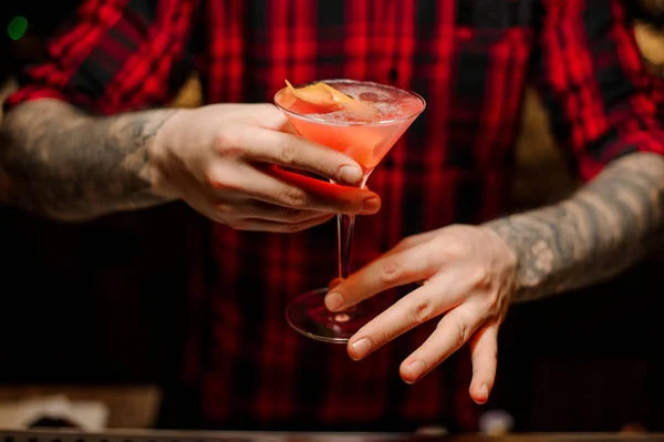 Barkeeper Serviert Ein Glas Cocktail Kosmopolitisch Mit Orangefarbener Schale Auf — Stockfoto