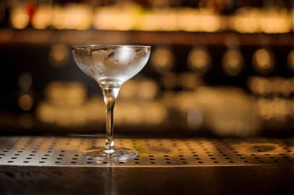 Bicchiere Cocktail Vuoto Piedi Sul Bancone Del Bar Sullo Sfondo — Foto Stock