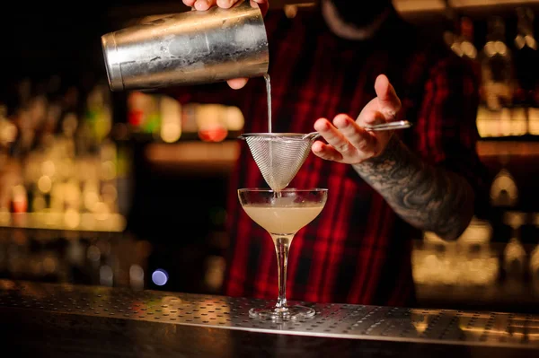Barman Pourring Daiquiri Achoholic Koktajl Stalowy Shaker Przez Sito Szkła — Zdjęcie stockowe