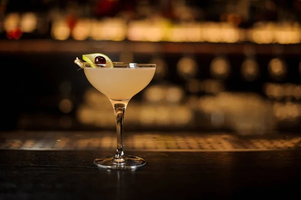 Daiquiri Cocktail Versierd Met Kalk Segment Bessen Staan Balk Teller — Stockfoto