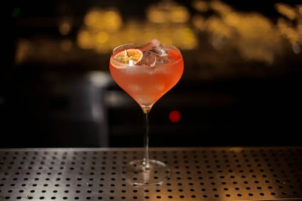 西西里 Tonic 鸡尾酒装饰与橙色切片站在酒吧柜台上的模糊背景 — 图库照片