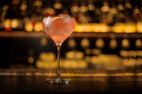 Heerlijke Siciliaanse Tonic Cocktail Versierd Met Oranje Segment Staande Bar — Stockfoto