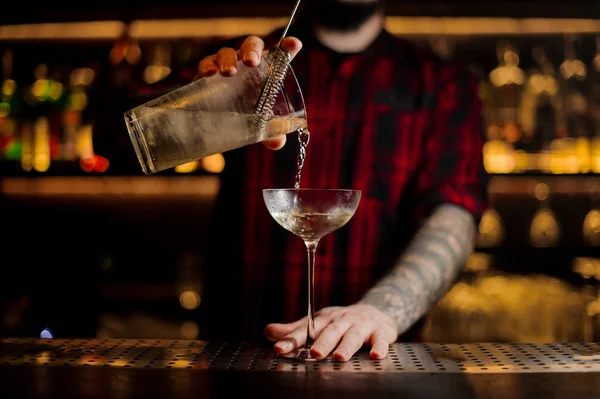 Bartendern Pourring Twinkle Achoholic Cocktail Från Mätning Cup Till Ett — Stockfoto