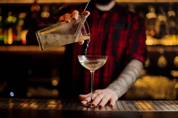 Dövmeli Barmen Pourring Bir Pırıltı Achoholic Ölçme Dan Kokteyl Bardağı — Stok fotoğraf