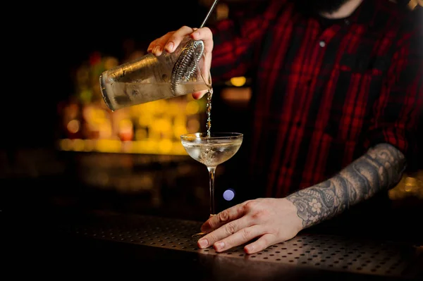 Professionell Bartender Pourring Twinkle Achoholic Cocktail Från Mätning Cup Till — Stockfoto