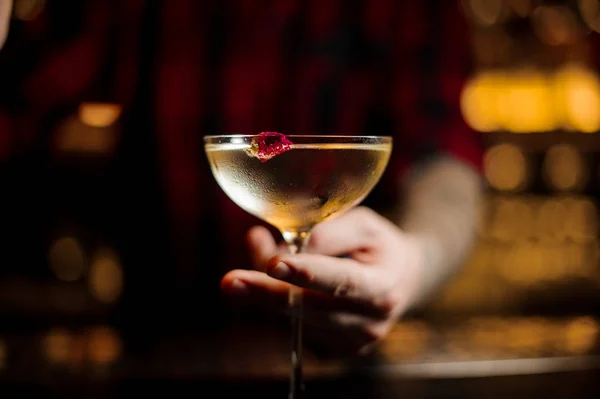 Barista Che Serve Bicchiere Cocktail Twinkle Withone Bacca Sul Bancone — Foto Stock