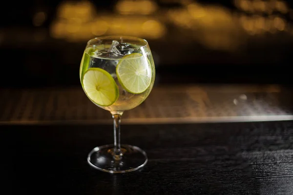 Delizioso Cocktail Gin Tonic Decorato Con Fette Lime Verde Piedi — Foto Stock