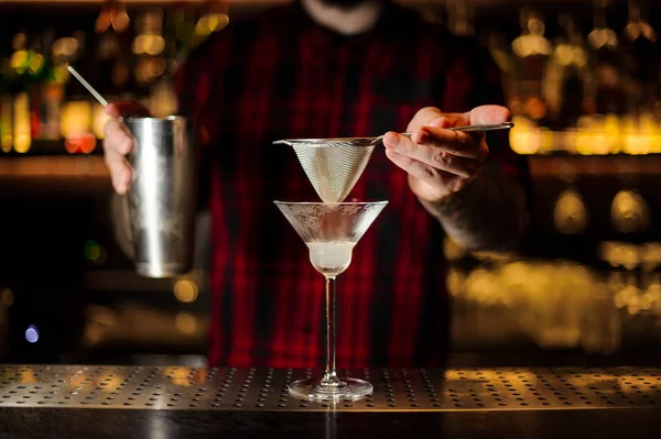 Bartender Som Håller Steeel Cocktail Shaker Och Sikten Över Glaset — Stockfoto