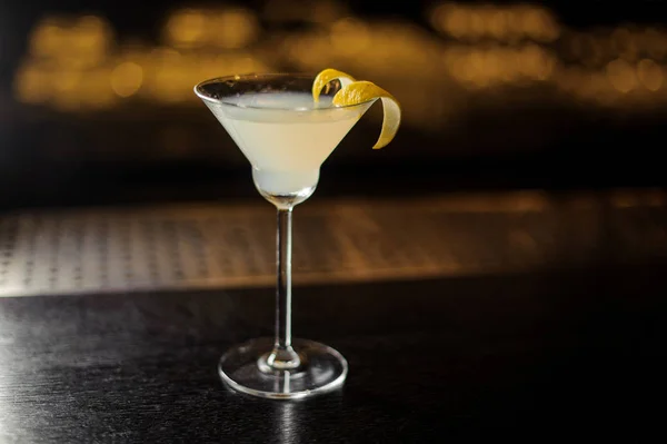 Witte Dame Cocktail Versierd Met Oranje Schil Staande Het Staal — Stockfoto