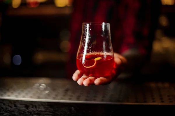 Barista Che Serve Bicchiere Cocktail Rosso Sazerac Decorato Con Scorza — Foto Stock