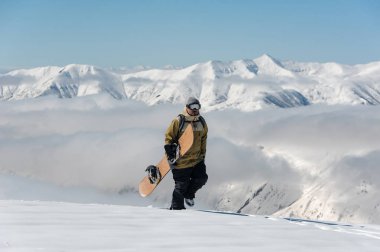 Mert snowboard snowboard dağ popüler turistik tatil Gürcistan ile yürüme