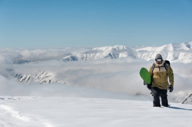 Mert snowboard snowboard popüler turistik tatil Gürcistan ile dağlar gökyüzü arka plan üzerinde yürüme
