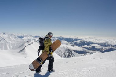 Yan görünümü mert snowboard snowboard dağ popüler turistik tatil Gürcistan ile yürüme