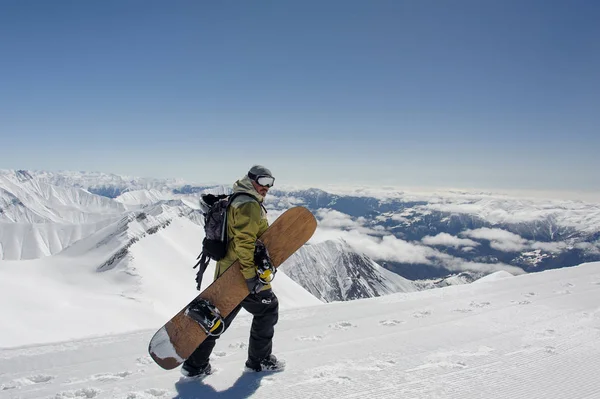 Kant Bekijken Manful Snowboarder Wandelen Met Snowboard Bergen Het Populaire — Stockfoto