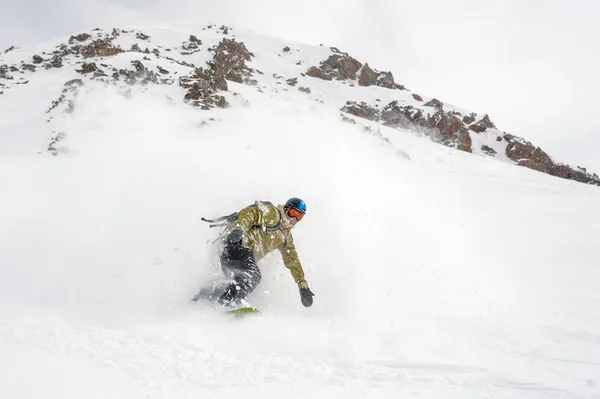 Manful Snowboarder Descendo Encosta Montanha Popular Resort Turístico Geórgia — Fotografia de Stock