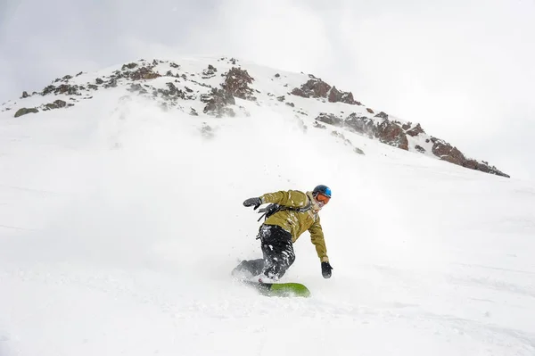 Mert Snowboarder Popüler Turistik Tatil Gürcistan Daki Dağda Tepeden Aşağı — Stok fotoğraf