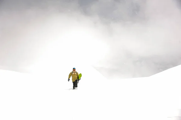 Мужественный Сноубордист Спускается Холма Горах Популярном Туристическом Курорте Грузии — стоковое фото