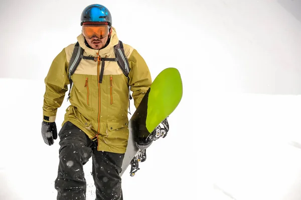 在佐治亚州热门旅游胜地 在山上与黑色和绿色滑雪板同行的男子 — 图库照片