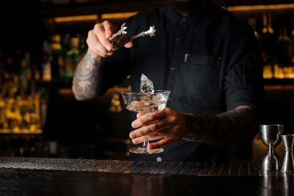 Bartendern Att Sätta Isbit Ett Cocktailglas Med Professionell Tång Baren — Stockfoto
