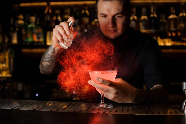 Barman Con Tatuajes Barba Rociando Color Rojo Amargo Una Copa —  Fotos de Stock