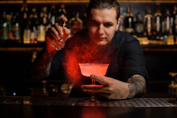 Joven Barman Con Tatuajes Barba Rociando Amargo Color Rojo Una — Foto de Stock