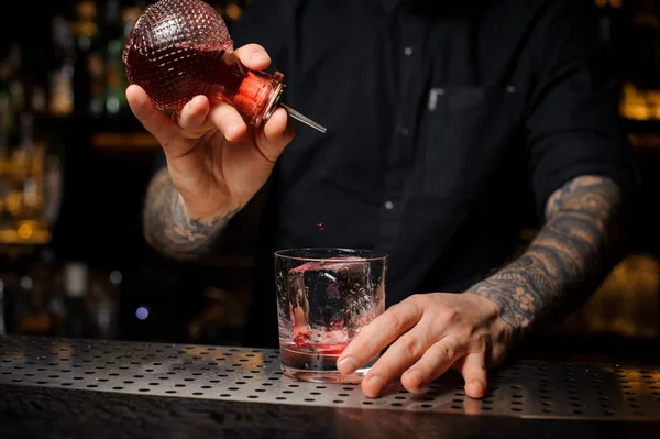 Barman Verter Jarabe Rojo Vaso Con Hielo Cubo Haciendo Sabroso — Foto de Stock