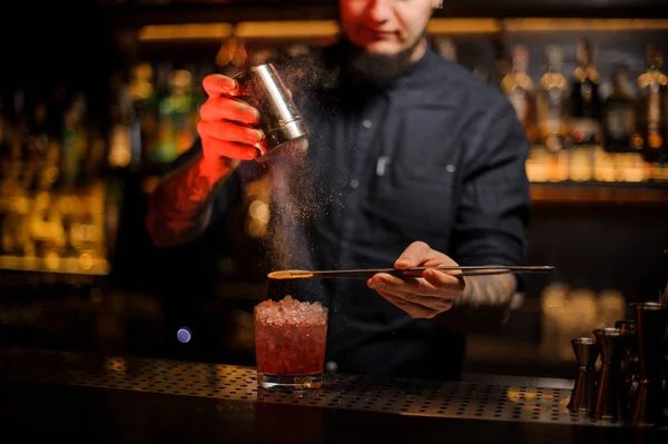 Barman Ajoutant Poudre Épices Dans Verre Cocktail Rempli Cocktail Alcoolisé — Photo