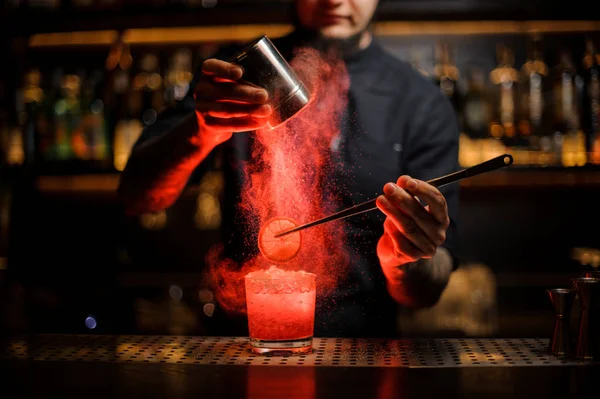 Cantinero Añadiendo Especias Polvo Una Copa Cóctel Llena Cóctel Alcohólico — Foto de Stock