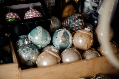 Birçok gümüş mavi ve bej oyuncak ampuller kutusu