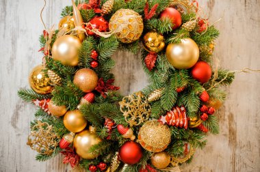 Altın ve kırmızı dekorasyon ile Noel çelenk köknar ağacı