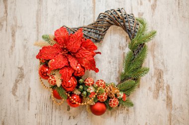 Kalp şekli Noel çelenk kırmızı ve altın süslemeli