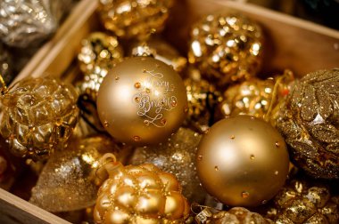 Birçok parlak altın oyuncak ampuller farklı şekiller kutusu