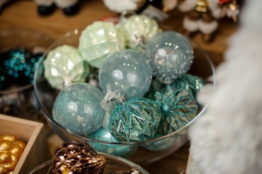 Cam levha birçok parlak mavi oyuncak ampuller farklı şekiller